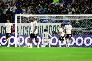 Análise: Corinthians brinca com perigo, e trapalhadas da diretoria elevam risco de rebaixamento