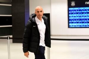 Júlio César deve assumir futebol do Corinthians após saída de Paz