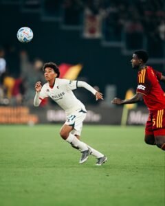 Técnico Daniele de Rossi elogia Robinho Jr após estreia no Genoa: "Faz coisas úteis e inteligentes"