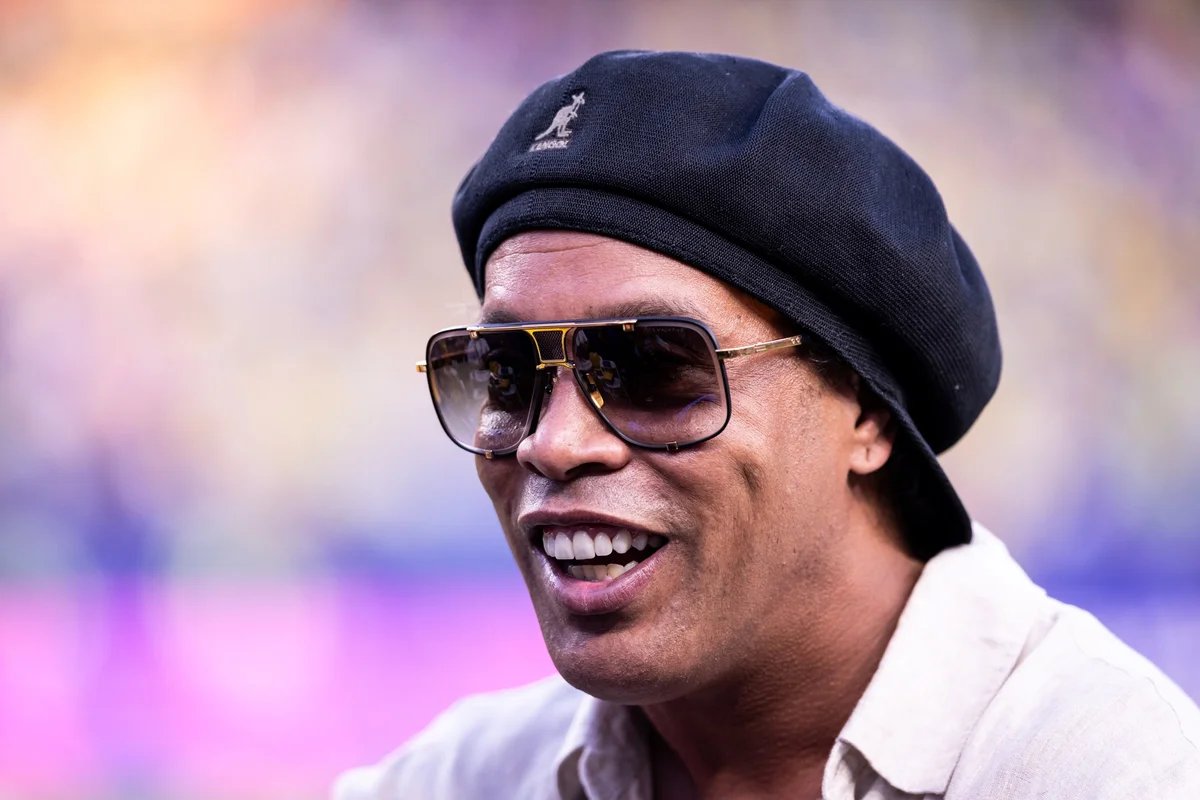 Ravenna lança cards, abre loja e espalha outdoors de Ronaldinho pela Itália