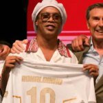 Ronaldinho Gaúcho anuncia volta aos gramados em novembro