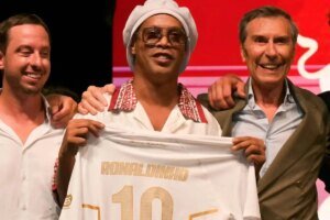 Ronaldinho Gaúcho anuncia volta aos gramados em novembro