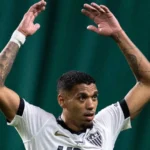 Ruan Tressoldi é advertido por empurrar Gabigol
