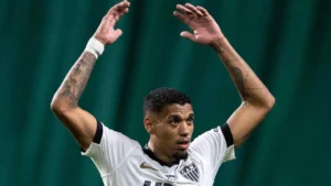 Ruan Tressoldi é advertido por empurrar Gabigol