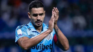 Lucas Veríssimo sofre lesão no Santos
