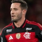 Saúl em ação durante jogo do Flamengo no Brasileirão