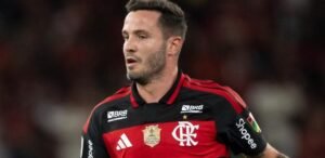 Saúl em ação durante jogo do Flamengo no Brasileirão