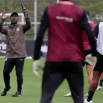 Corinthians adia cortes com Seedorf