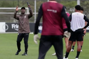 Corinthians adia cortes com Seedorf