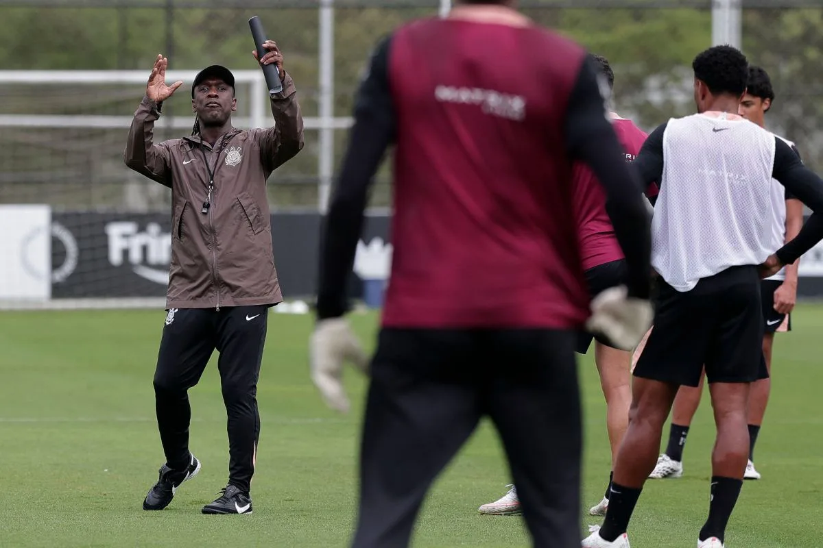 Corinthians adia cortes com Seedorf