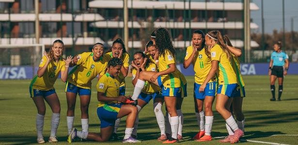 Seleção brasileira feminina comemora gol na Copa do Mundo Sub-17