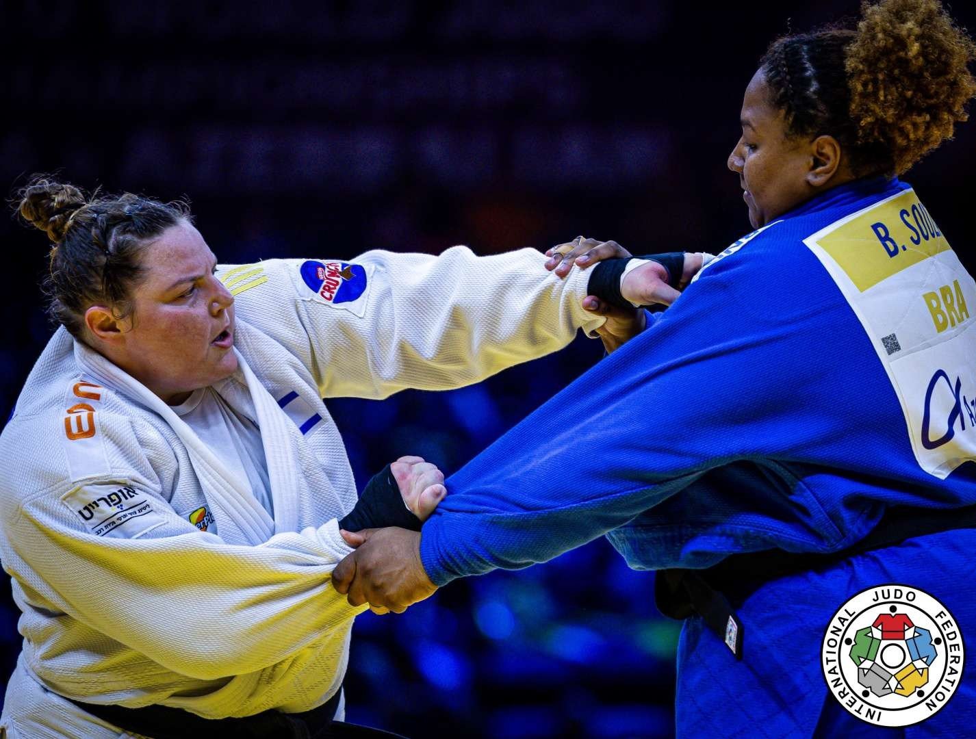Beatriz Souza vence campeã olímpica e cai em revanche no Mundial