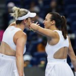Stefani e Dabrowski vencem a 11ª seguida e disputam a 7ª final do ano