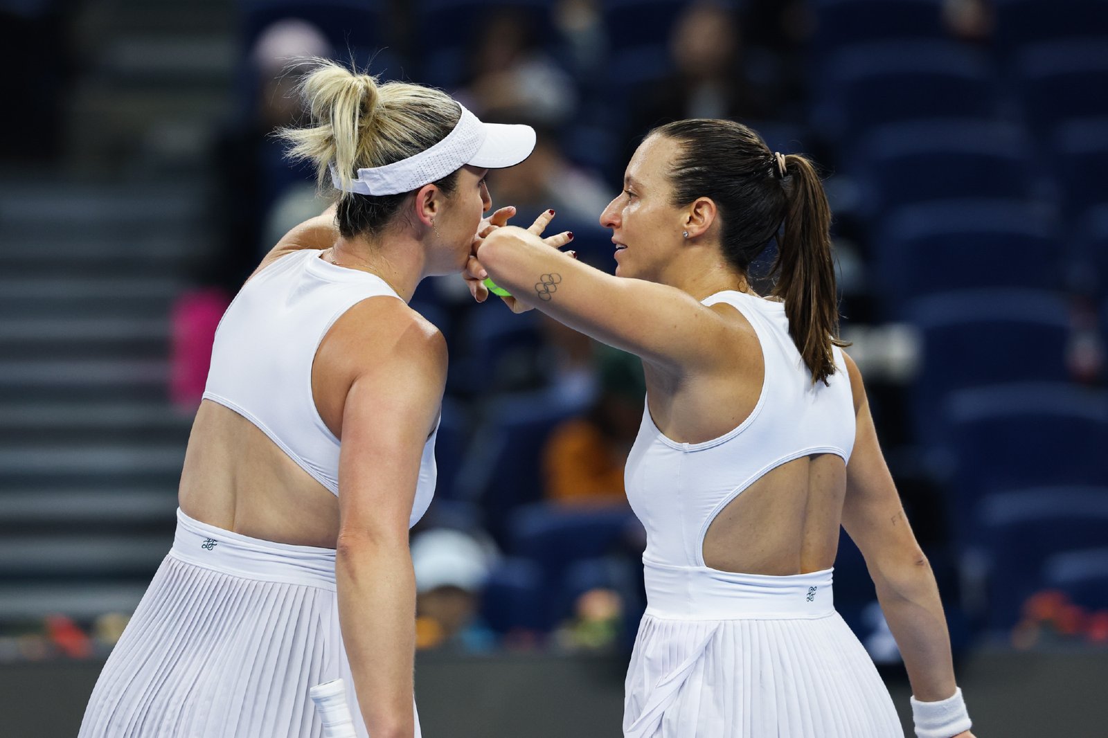 Stefani e Dabrowski vencem a 11ª seguida e disputam a 7ª final do ano