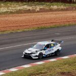 Pneu de carro atinge espectador em corrida de carros na Argentina