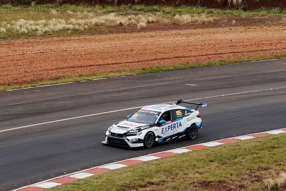 Pneu de carro atinge espectador em corrida de carros na Argentina