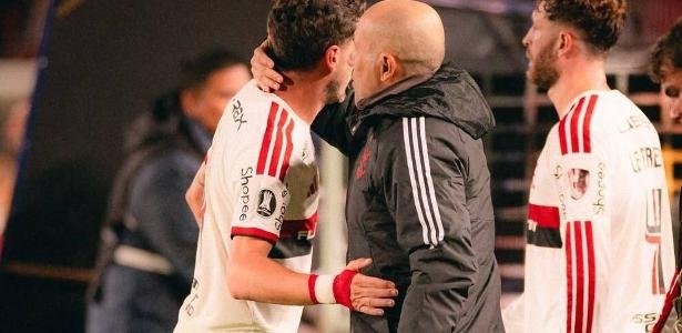 Técnico Leonardo Jardim cumprimenta Saúl em jogo do Flamengo contra o Estudiantes pela Libertadores