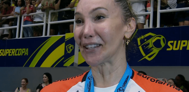 Tifanny Abreu se emocionou após a conquista da Supercopa Feminina de Vôlei