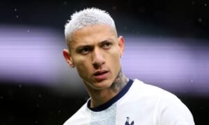 Afastado do time principal, Richarlison é destaque em jogo da equipe sub-21 do Tottenham