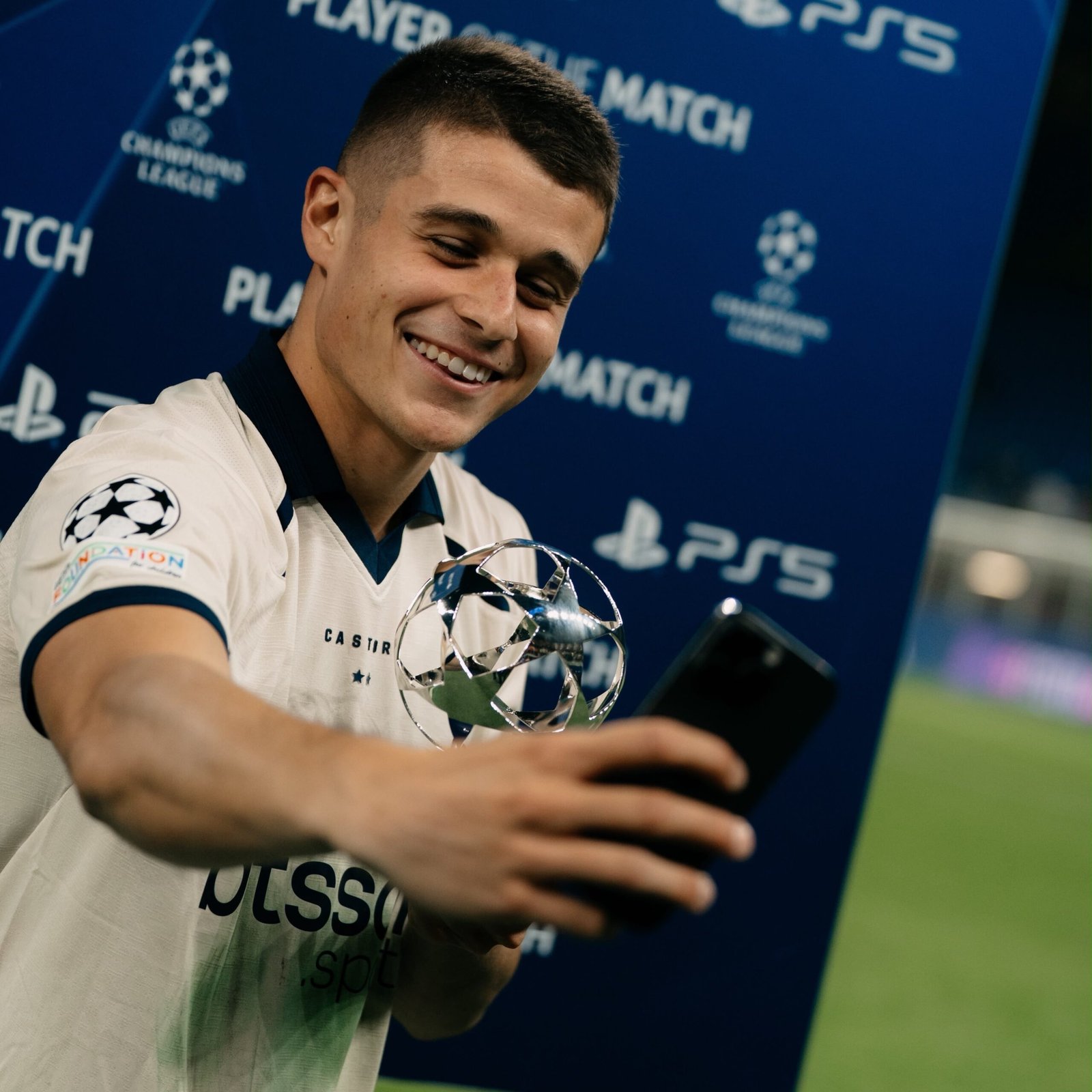 Autor de hat-trick na Inter de Milão é torcedor do Milan e pode jogar por Alemanha, Argentina ou Itália