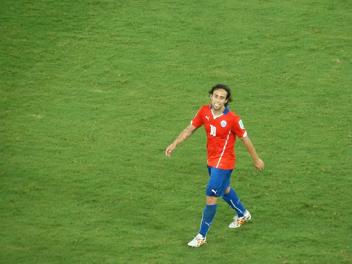 Valdívia com a camisa do Chile após marcar gol contra a Austrália na Copa do Mundo de 2014