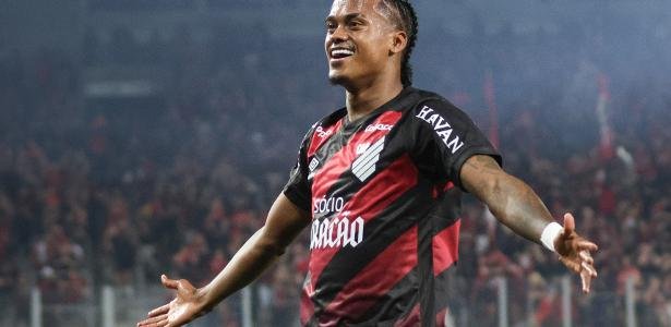 Vargas comemora gol pelo Athletico-PR contra o Atlético-MG no Brasileirão