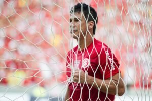 Ídolo do Inter, Índio lembra Gre-Nal mais marcante e provoca Victor: "Deve sonhar bastante"