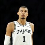 Em sua estreia na NBA, Aday Mara dá toco impressionante em Wembanyama