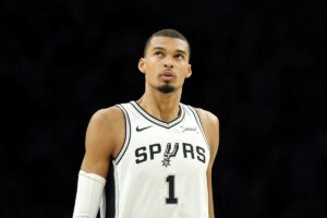 Em sua estreia na NBA, Aday Mara dá toco impressionante em Wembanyama