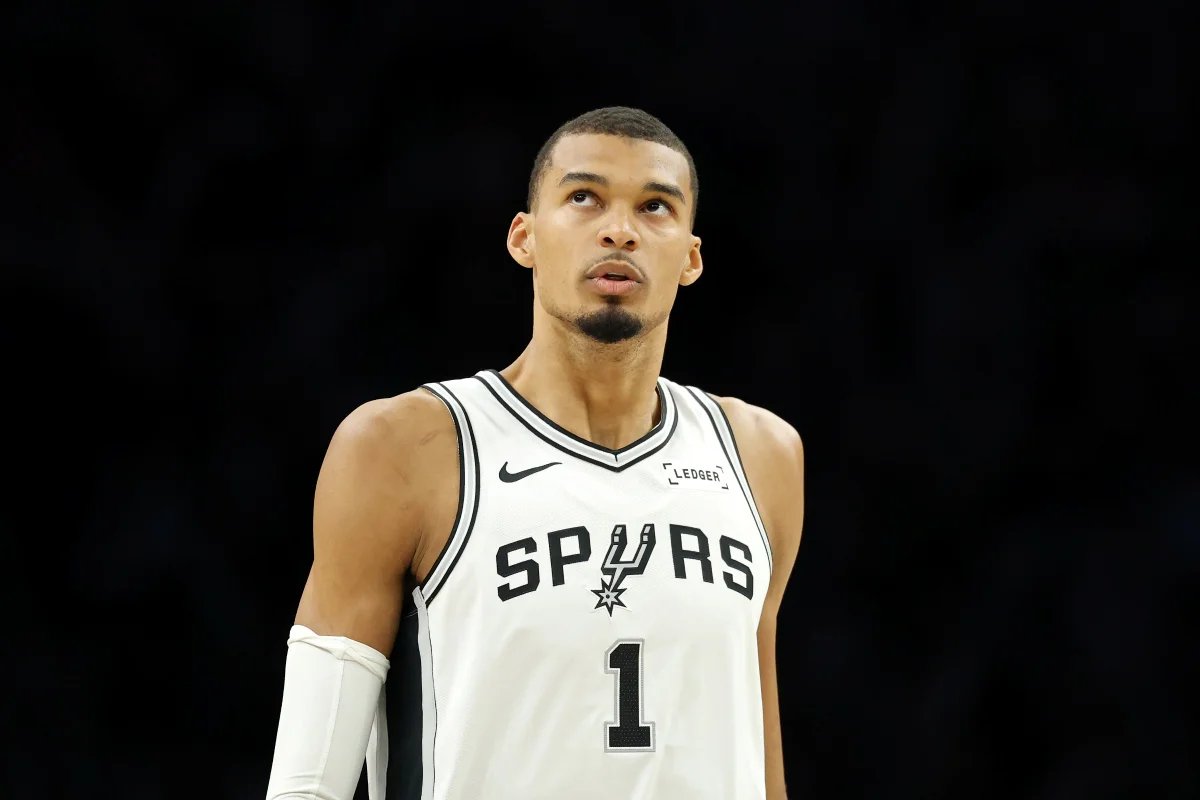 Em sua estreia na NBA, Aday Mara dá toco impressionante em Wembanyama