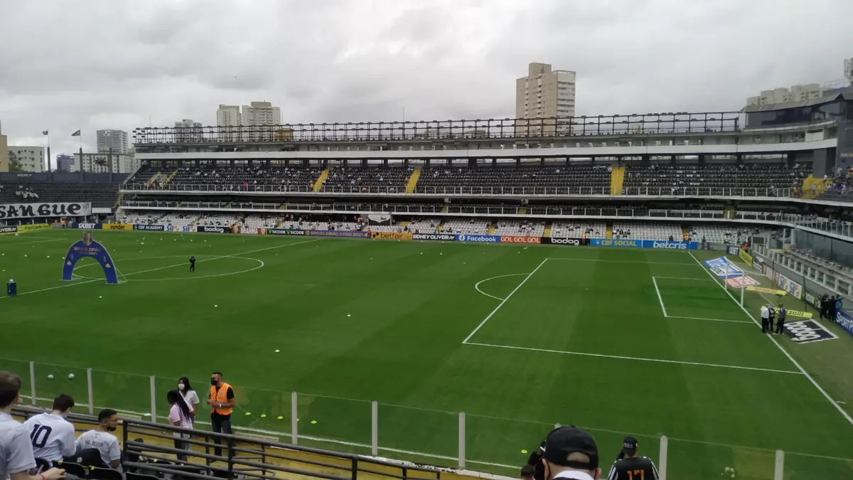 Estádio Urbano Caldeira, a Vila Belmiro, em Santos, antes de uma partida
