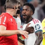 Vinicius Jr, discute com o árbitro após ser expulso