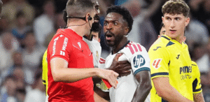 Vinicius Jr, discute com o árbitro após ser expulso