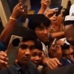 Vinícius Júnior distribuir autógrafos para fãs indianos após a chegada da seleção brasileira na Índia