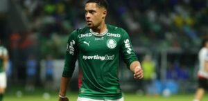 Vitor Roque, do Palmeiras, durante partida contra a LDU, pela Libertadores