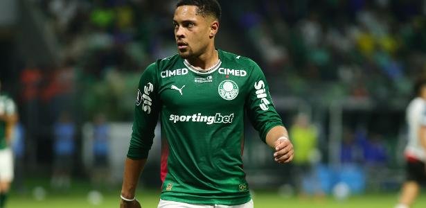 Vitor Roque, do Palmeiras, durante partida contra a LDU, pela Libertadores