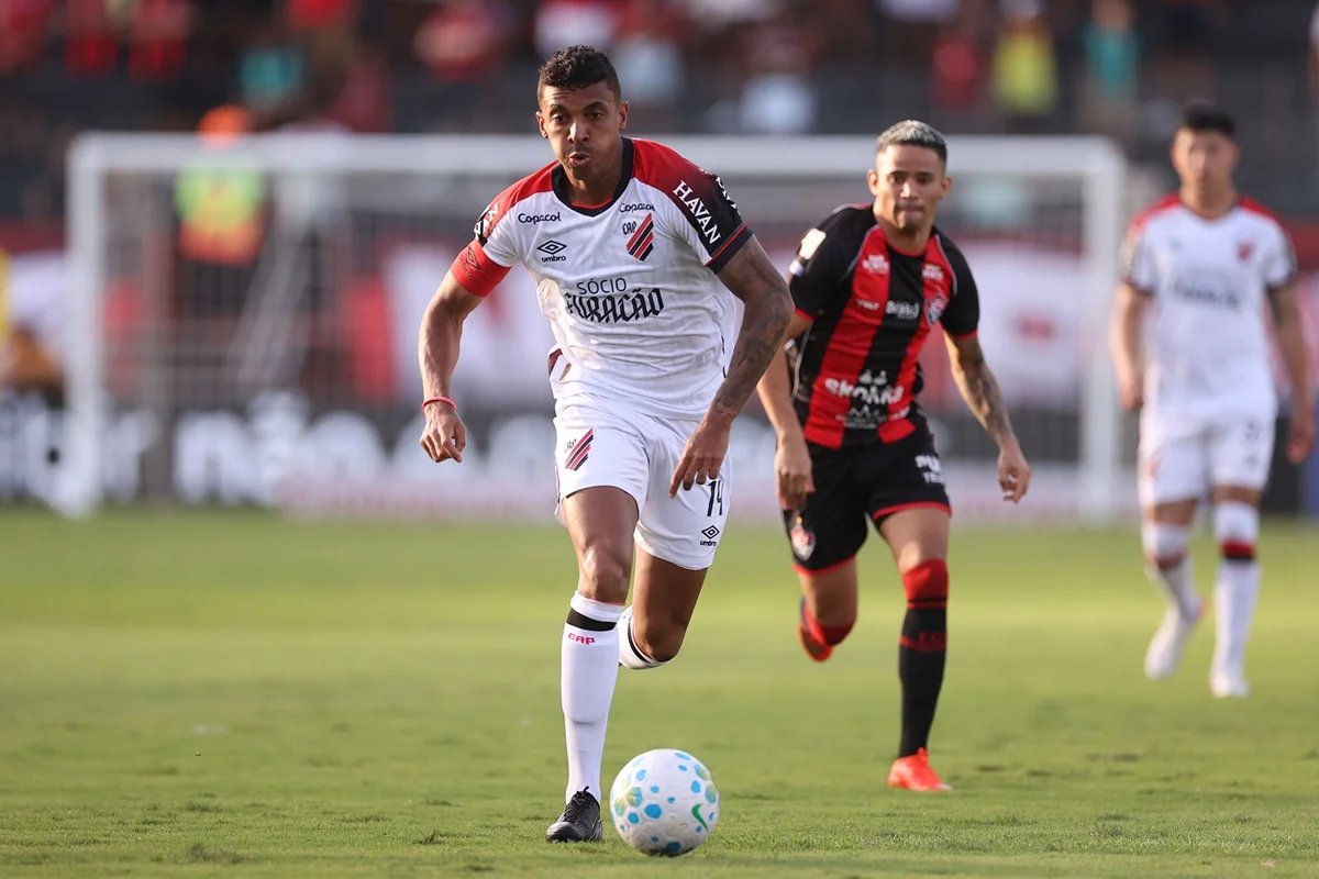 Brasileirão: no Barradão, Vitória e Athletico-PR empatam em 1 x 1