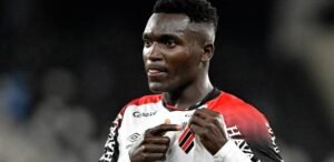 Viveros chega a 21 gols no Brasileirão após marcar dois contra a Chapecoense