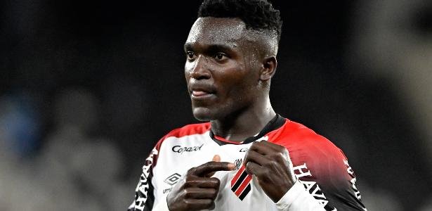 Viveros chega a 21 gols no Brasileirão após marcar dois contra a Chapecoense