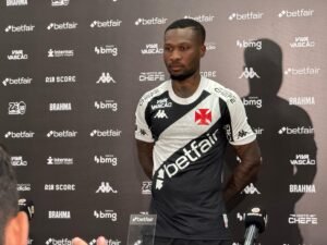 Do meme da mão no ouvido ao retorno: Loide ganha chance de recomeço no Vasco