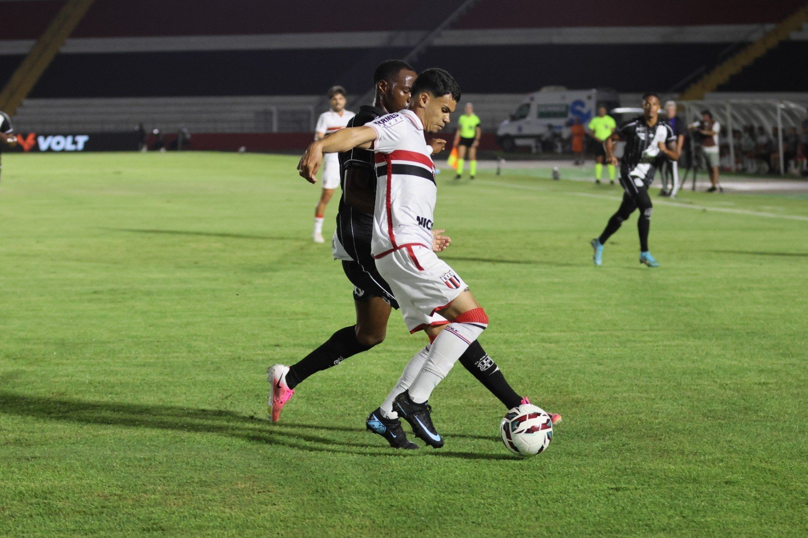 Pedrinho ganha nova chance entre titulares do Botafogo-SP e é elogiado