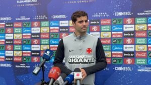 Sosa se impressiona com apoio de torcida do Vasco na Argentina: "Mostra que não estamos sozinhos"