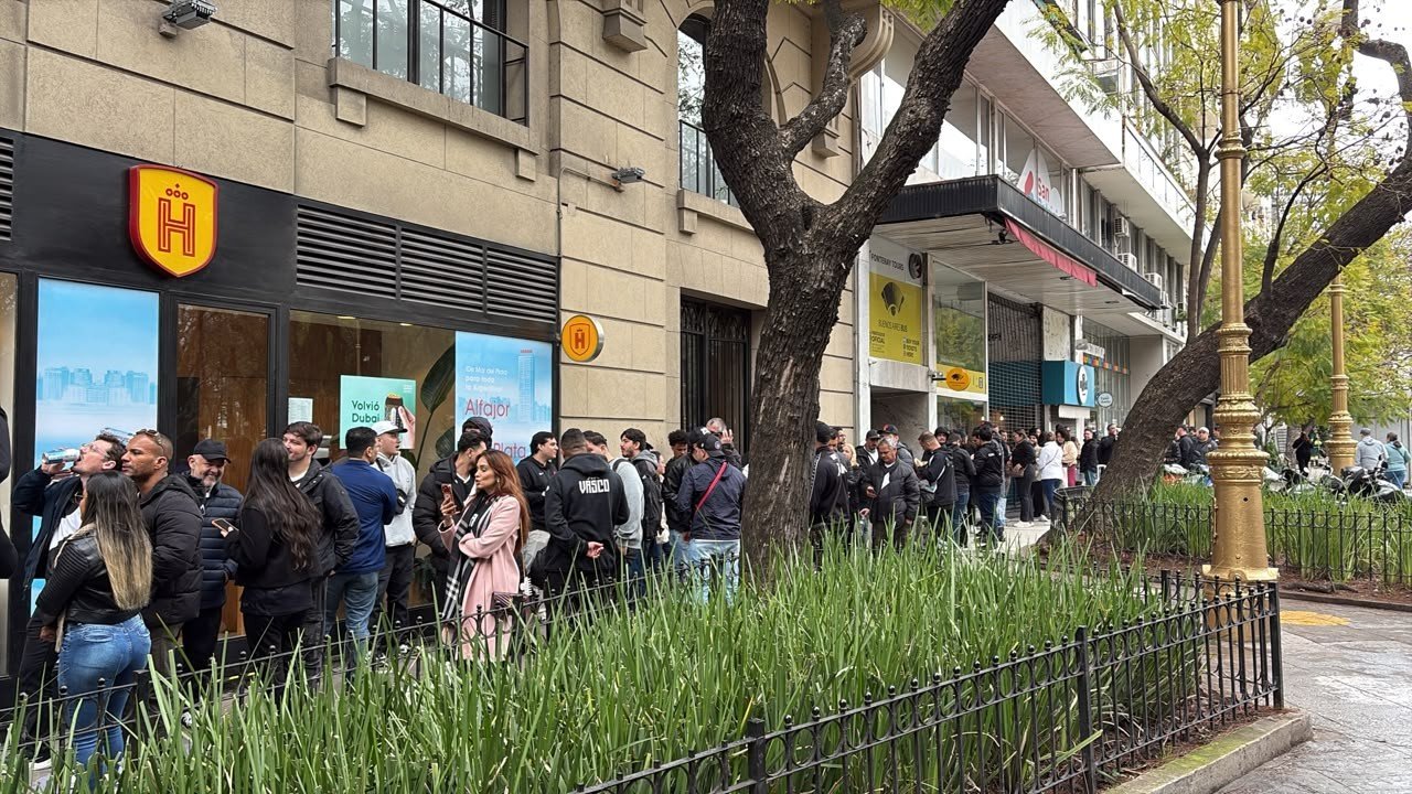 Torcida do Vasco faz fila enorme, e retirada de ingressos para jogo contra o Boca dura mais de três horas