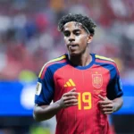 Lamine Yamal é chamado de futura lenda pelo técnico da Espanha