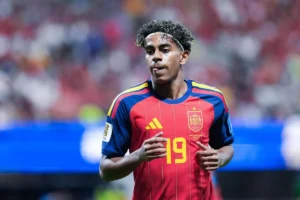 Lamine Yamal é chamado de futura lenda pelo técnico da Espanha