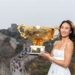 Zheng exibe o troféu do WTA 1000 de Pequim na Muralha da China