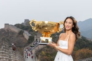 Zheng exibe o troféu do WTA 1000 de Pequim na Muralha da China